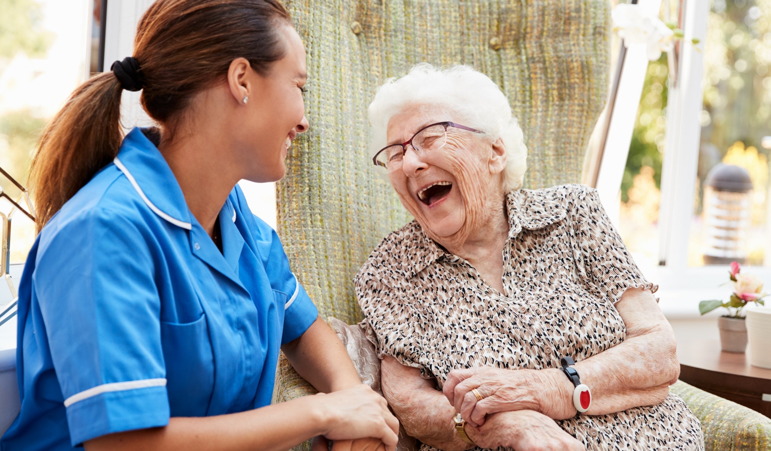 Особенности общения пожилого возраста. Общение с пациентом. Патронажная медсестра для пожилых. Фото пожилых людей. Слабовидящий пожилой человек.